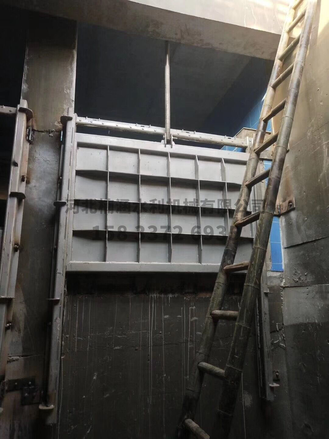 不銹鋼調(diào)節(jié)堰門